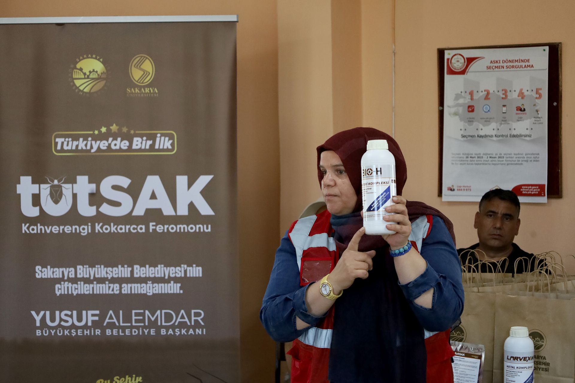 Feromon tuzak TUTSAK çiftçilere ulaştırılıyor